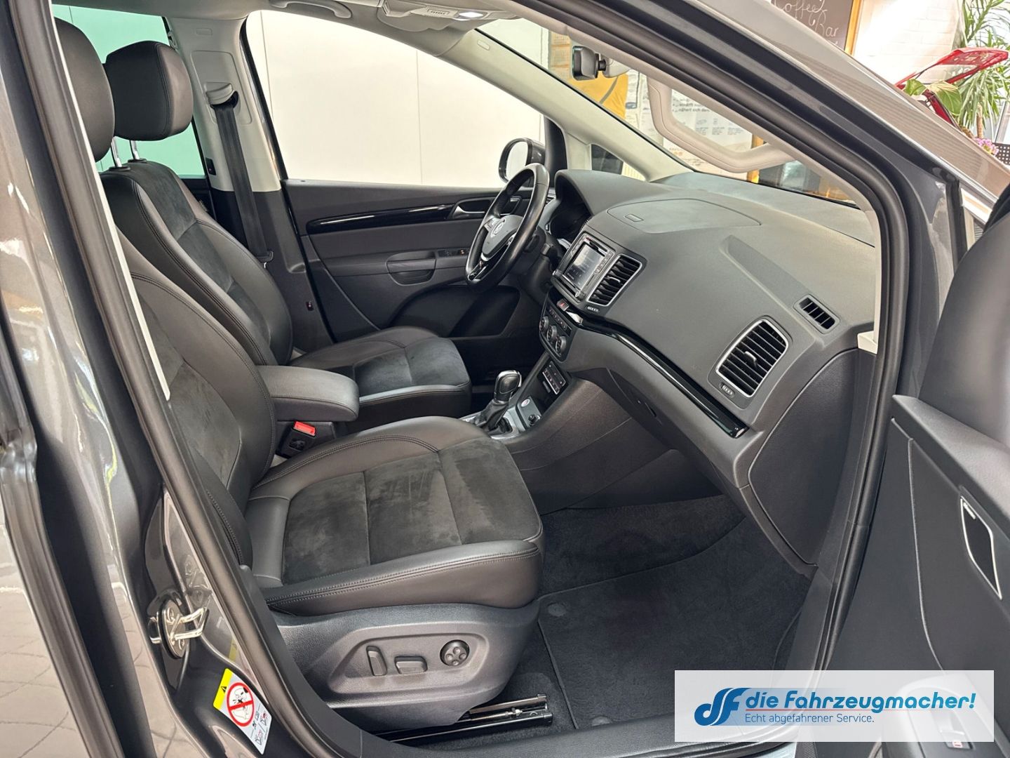 Fahrzeugabbildung Volkswagen Sharan Highline BMT Start-Stopp Sportpaket Stand