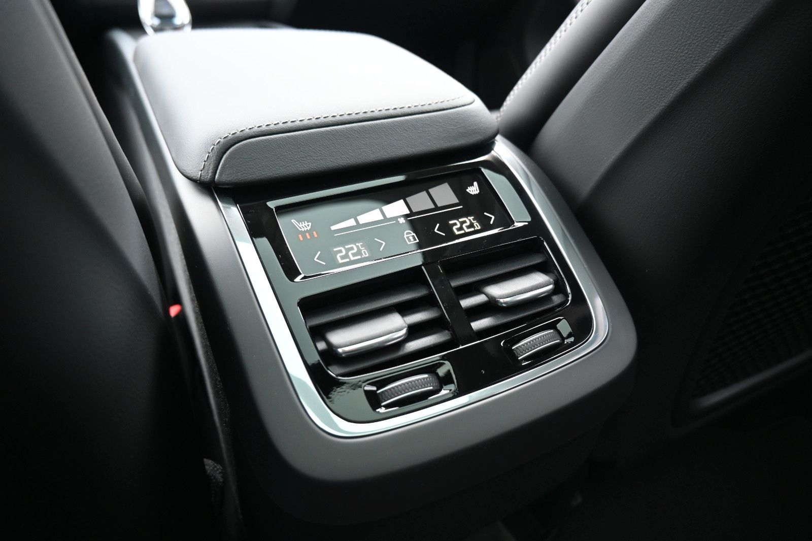 Fahrzeugabbildung Volvo XC60 T8 RC AWD Ultra Dark*LUFT*360*ACC*AHK