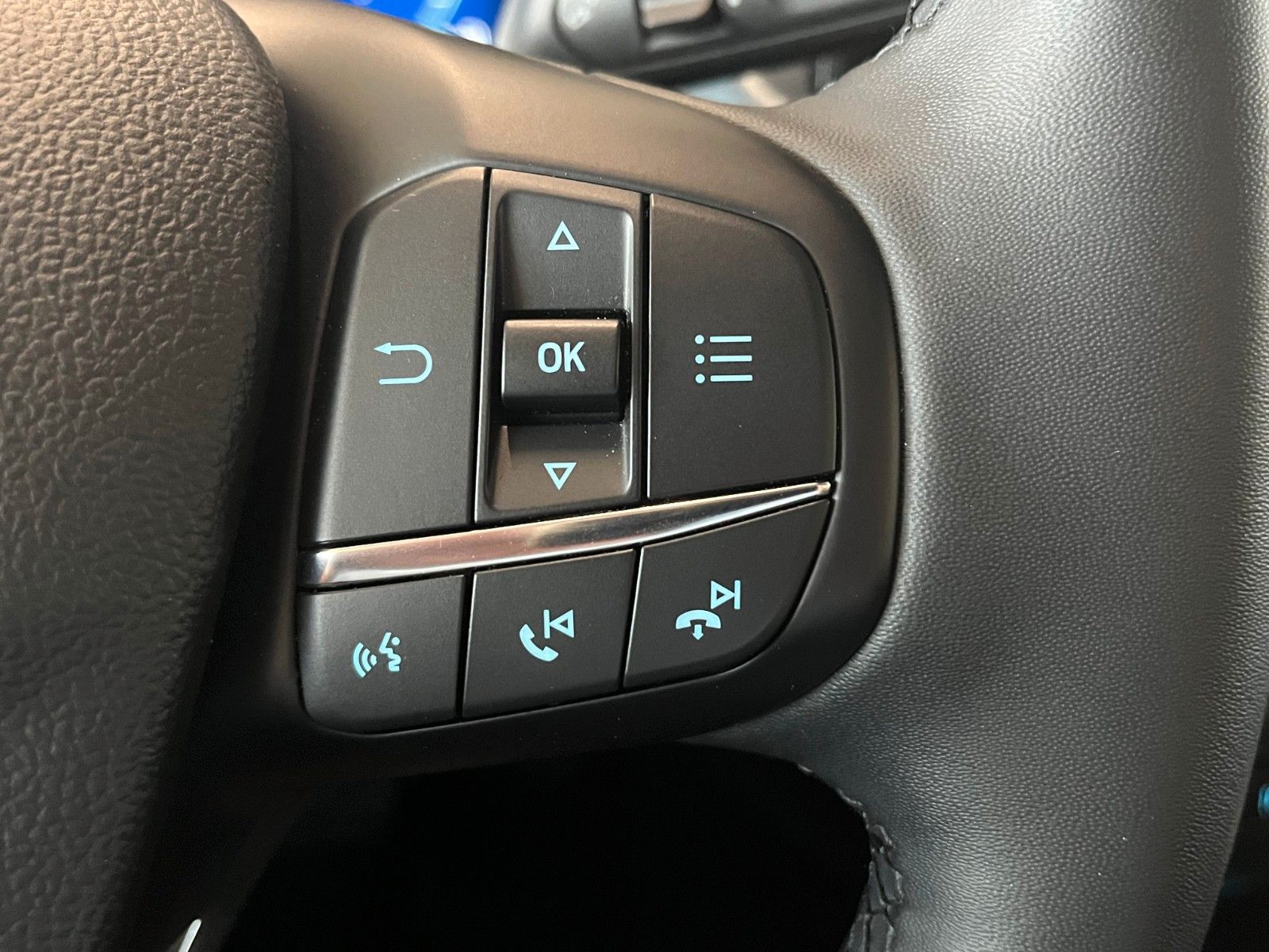 Fahrzeugabbildung Ford Focus Active X Turnier Automatik LED NAVI CAM