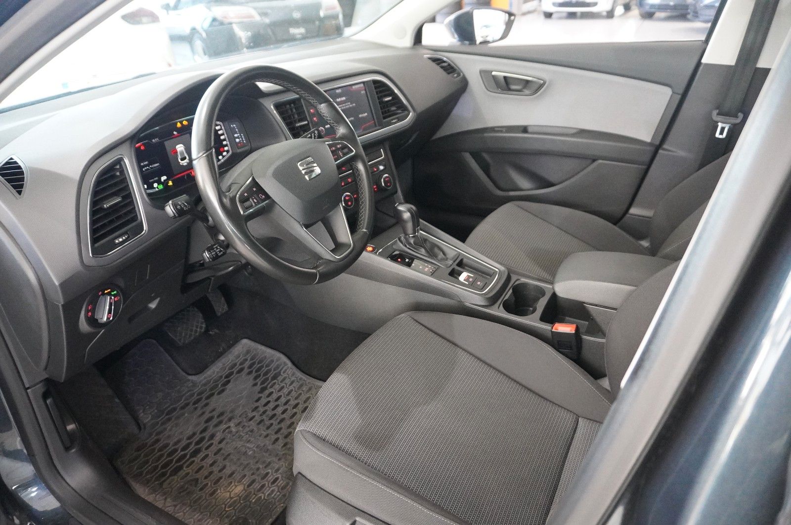 Fahrzeugabbildung SEAT Leon ST 1.6 TDI STYLE DSG NAVI/LED/KAMERA/SH/AHK