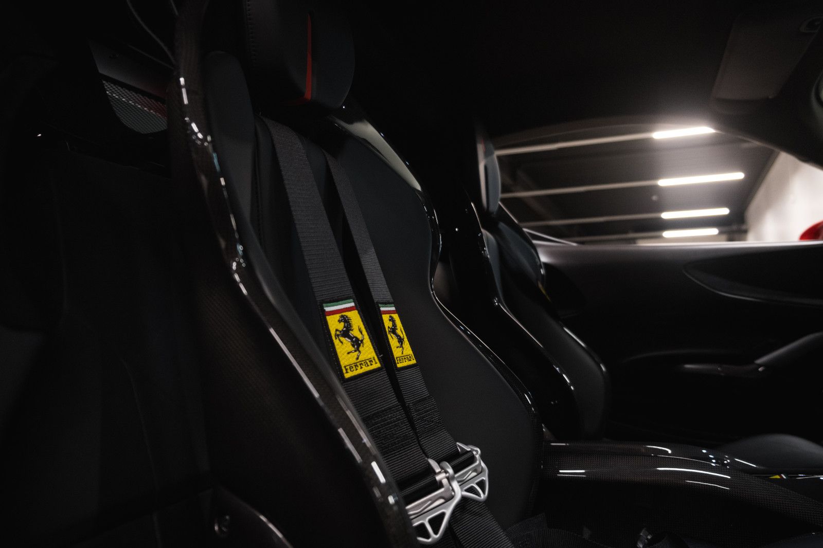 Fahrzeugabbildung Ferrari SF90 Assetto Fiorano-Carbonsitze-LED-Lenkr.