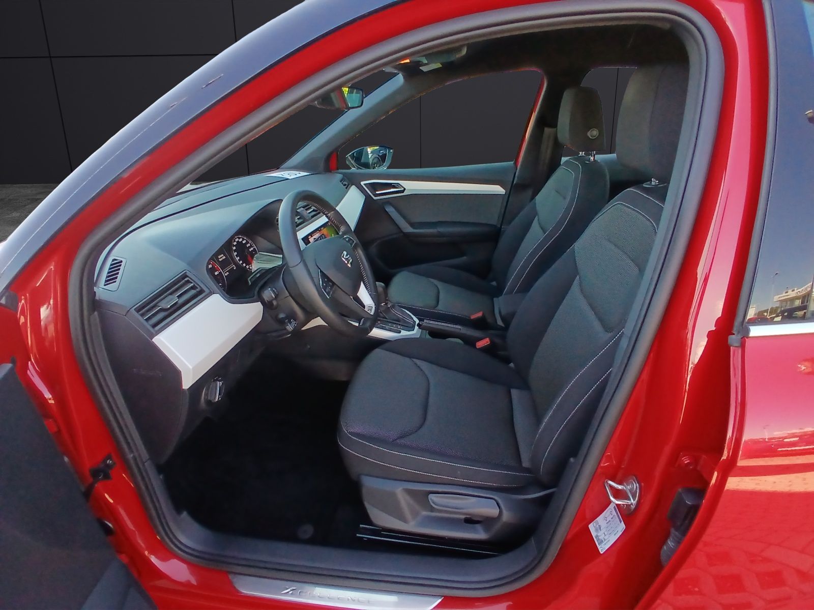 Fahrzeugabbildung SEAT Arona TSI Xcellence DSG LED AHK Navi ACC RFK SH