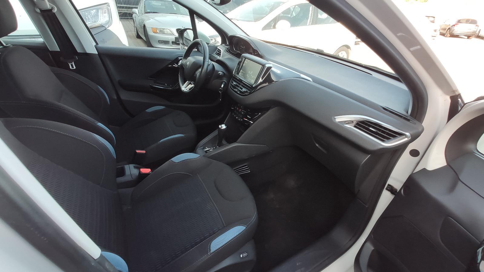 Peugeot 208 Automatik*NAVI*Klimaauto.*SHZ*BT*ALU*Allwett