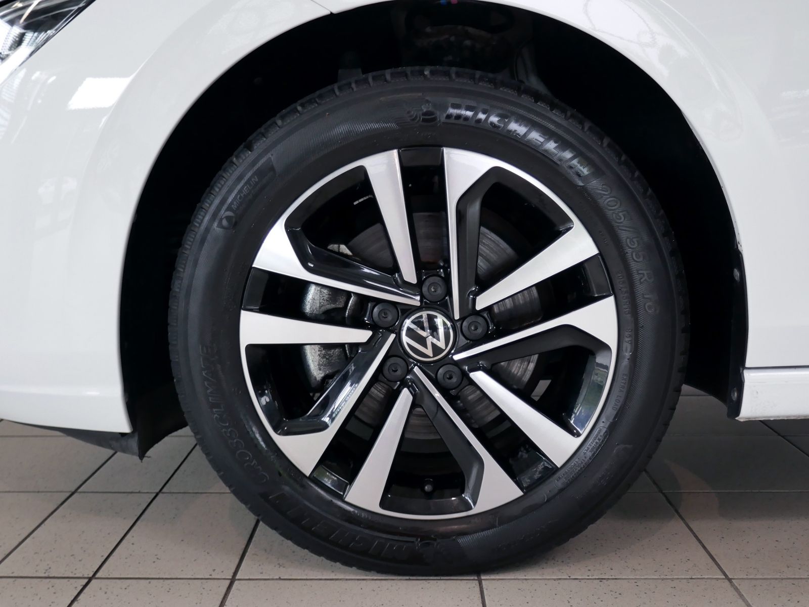 Fahrzeugabbildung Volkswagen Golf VIII UNITED 1.0 TSI | LED PDC Navi App
