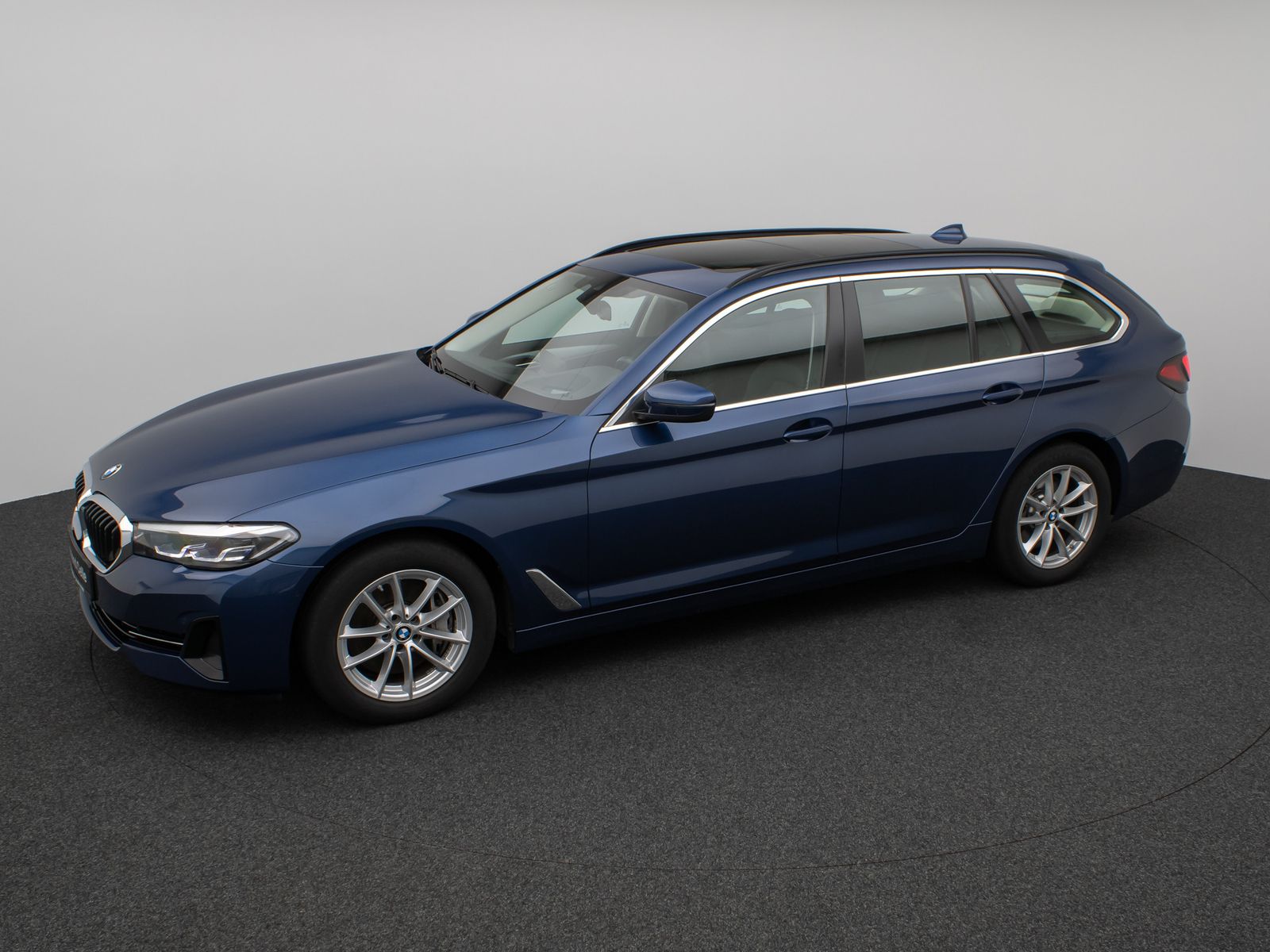 Fahrzeugabbildung BMW 530d Panorama Kamera HUD DAB Alarm AHK Sport