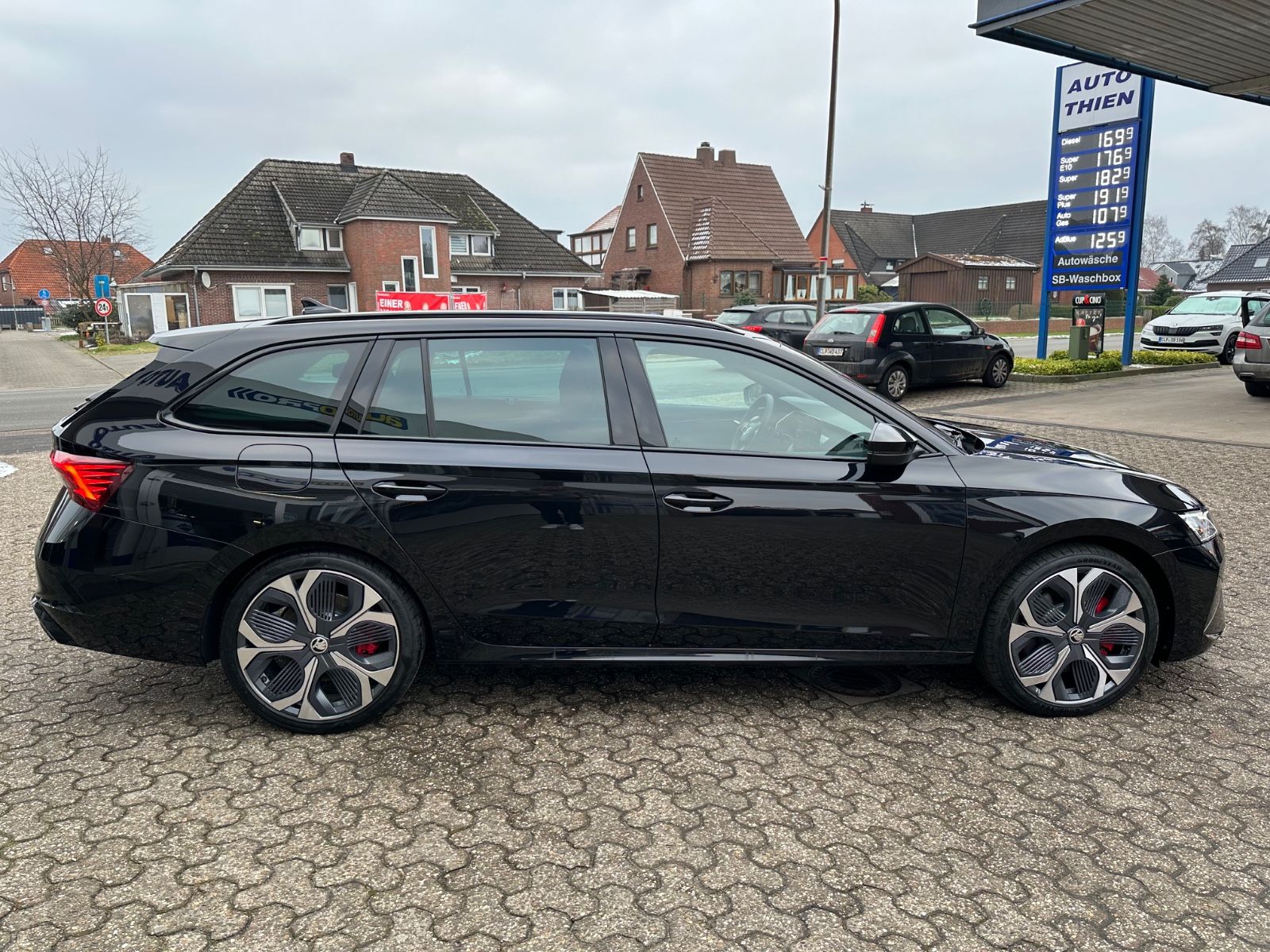 Fahrzeugabbildung SKODA Octavia RS Combi 2.0 TSI DSG AHK/Pano/Navi/ACC