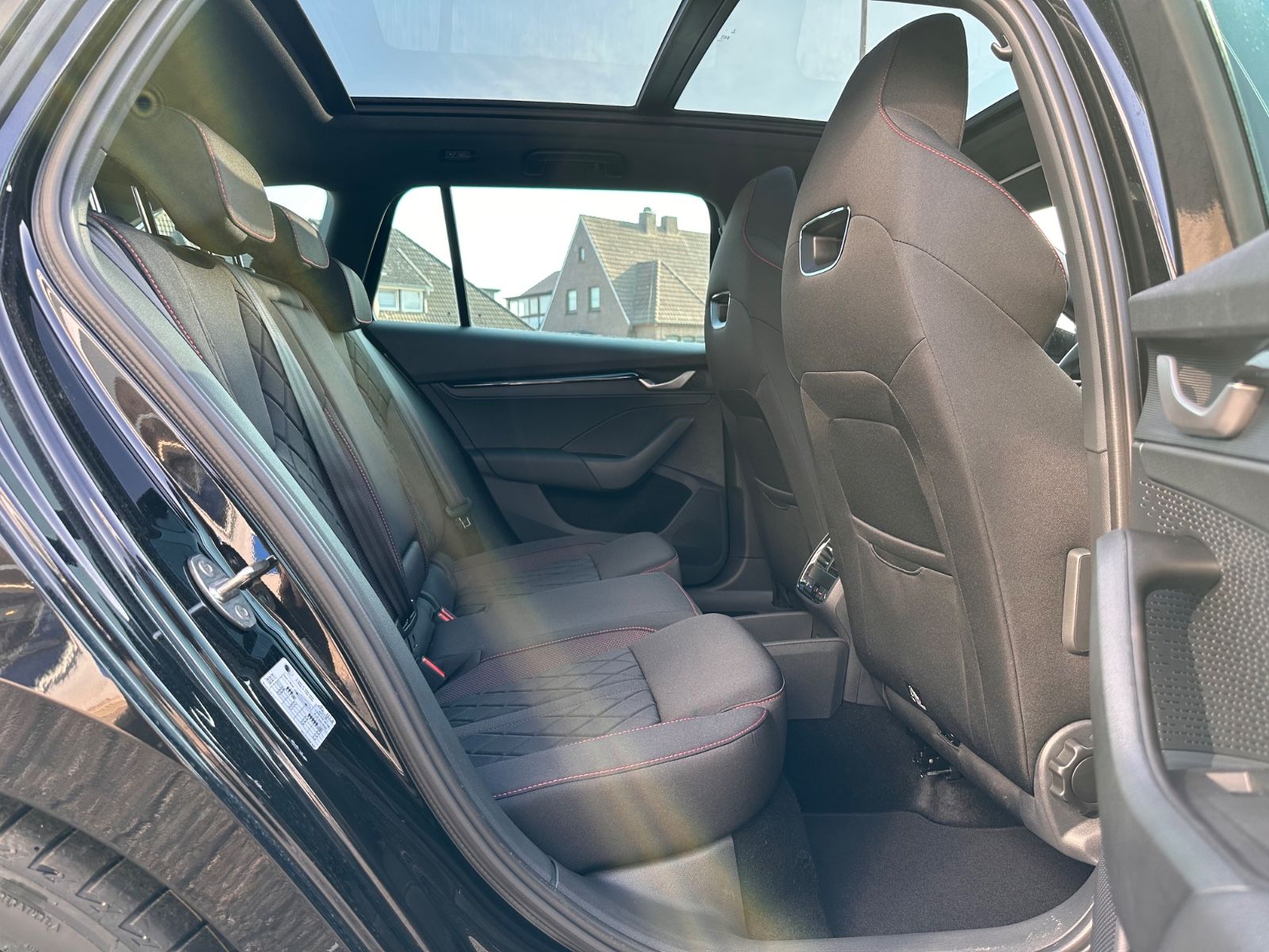Fahrzeugabbildung SKODA Octavia Combi RS 2.0 TSI Matrix/Pano/Navi/ACC
