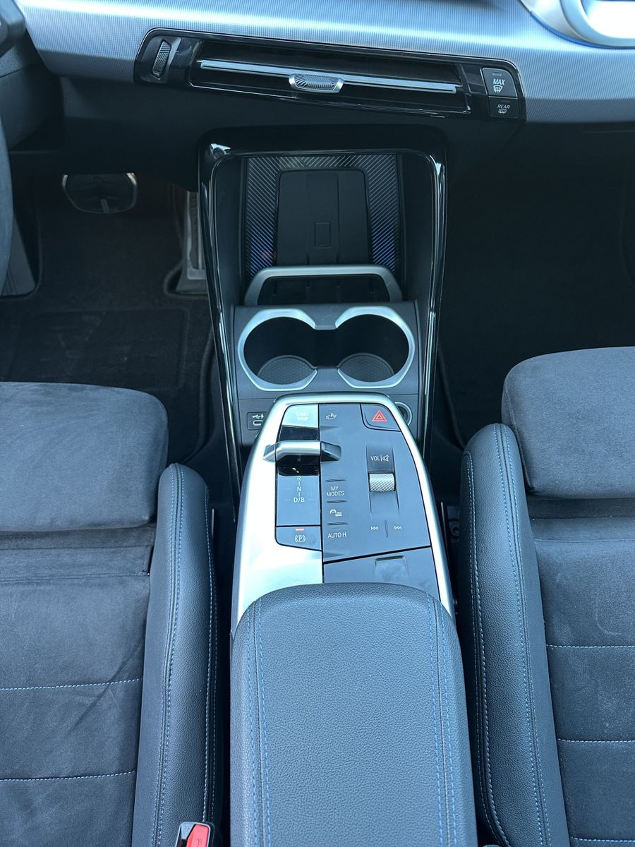 Fahrzeugabbildung BMW iX1 30 xDrive M-Sport NAV+LED+PANO+AHK+19ZO+360°