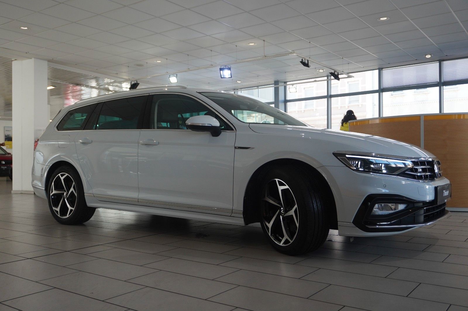 Fahrzeugabbildung Volkswagen Passat Vari. 2.0D R-LINE 4M NAVI/LED/KAMERA/AHK