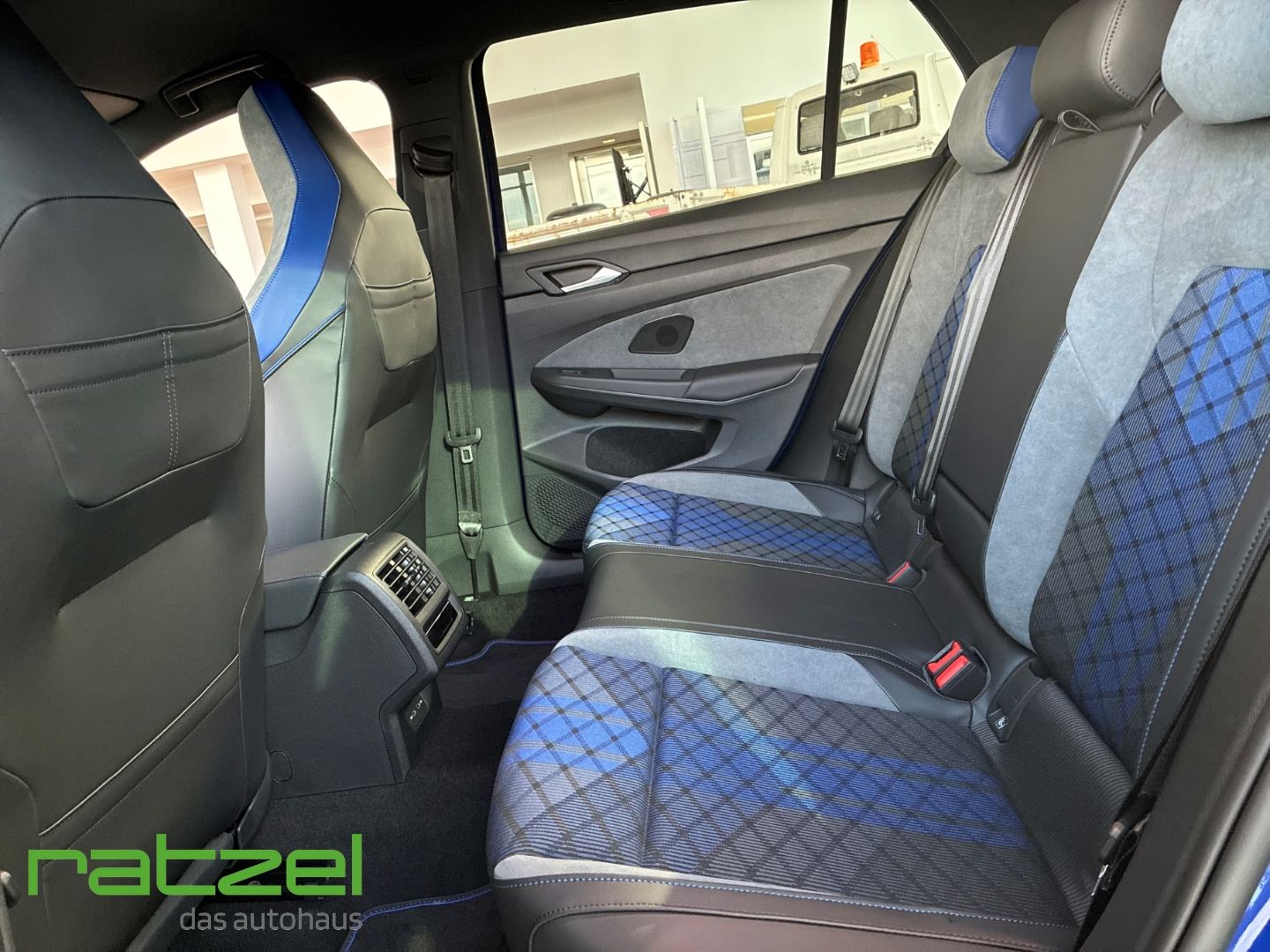 Fahrzeugabbildung Volkswagen Golf R VIII 2.0 Akra+Performance Paket+IQ.Light