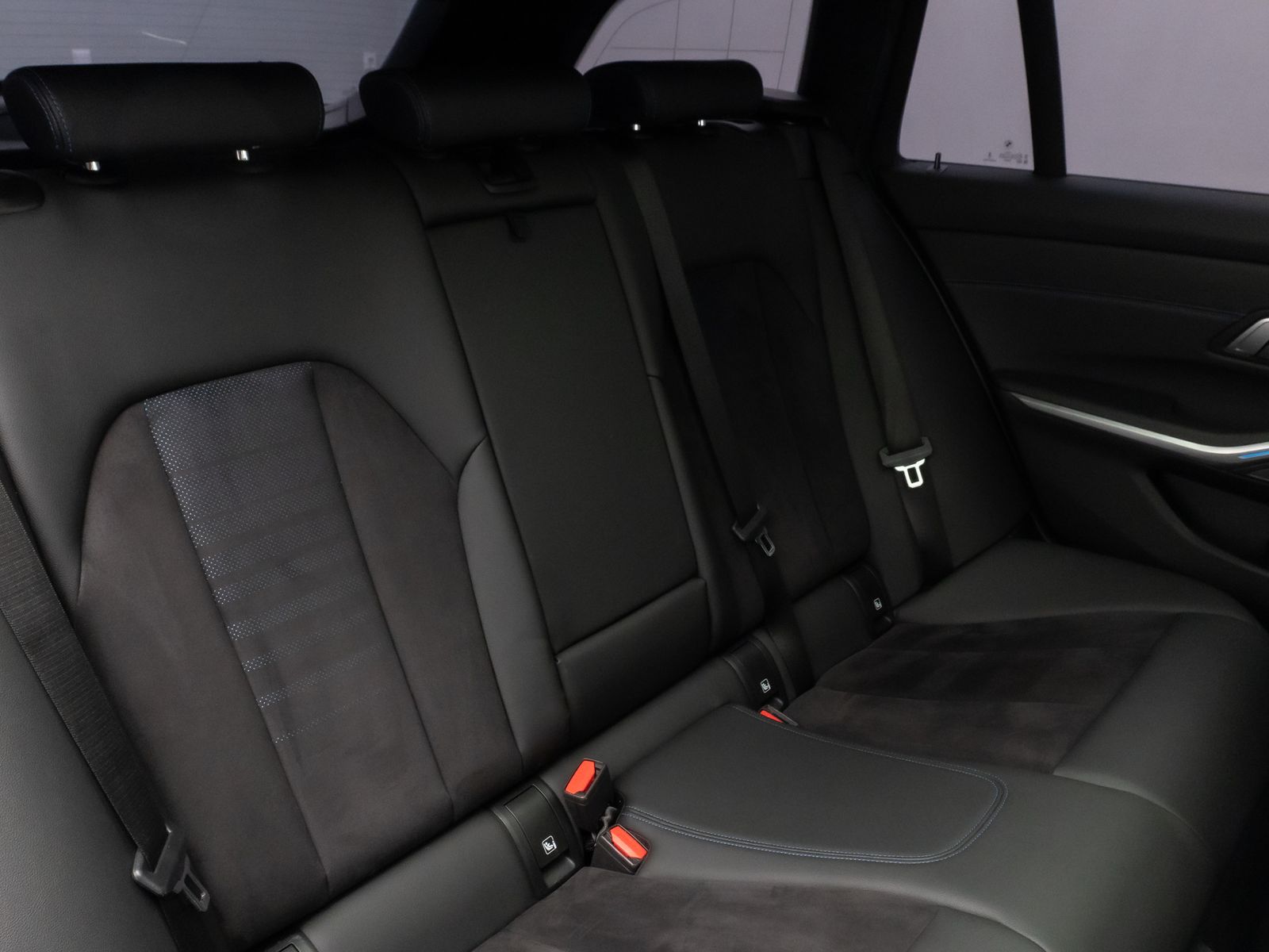 Fahrzeugabbildung BMW 330i M Sport Kamera DAB HUD H/K Komfort Panorama