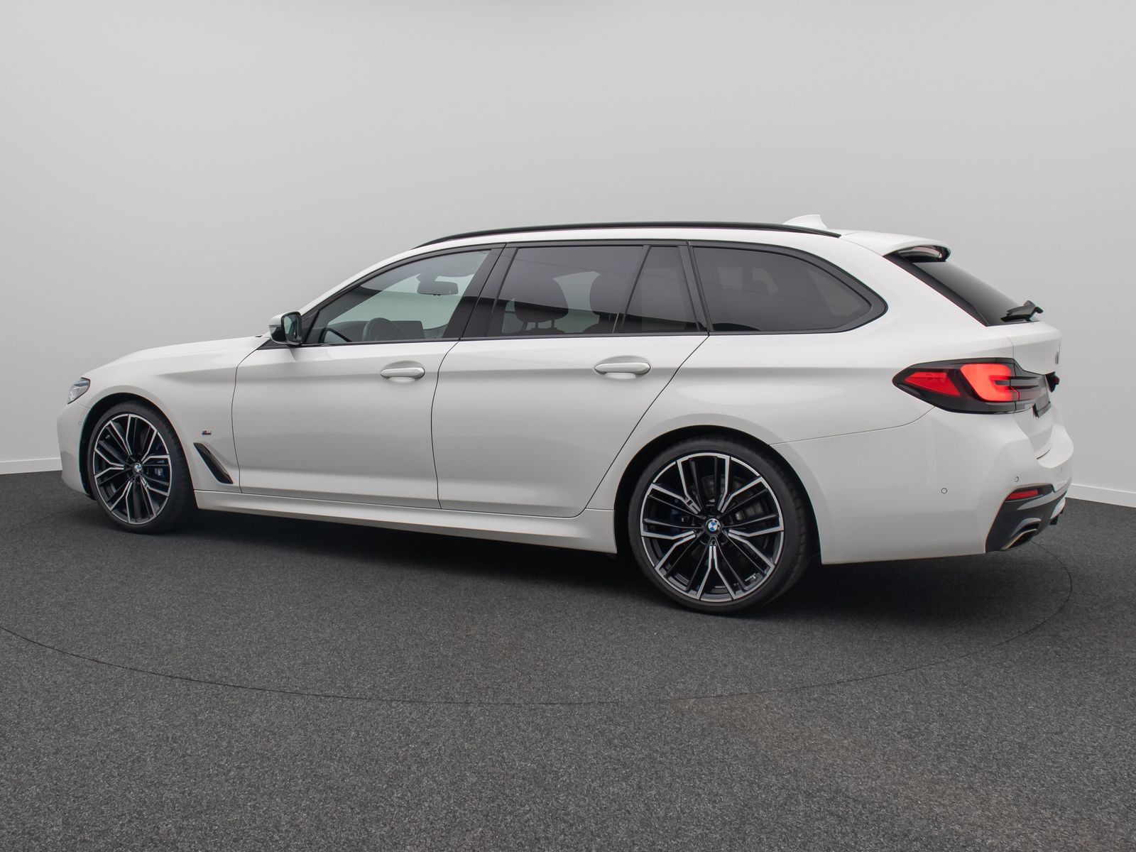 Fahrzeugabbildung BMW 530d xD M Sport Panorama Kamera Laser HUD HiFi