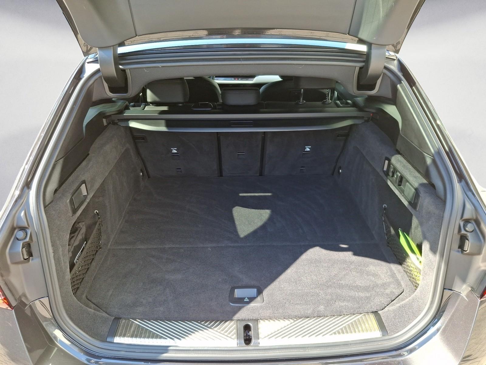 BMW i5 xDrive40 Touring M Sportpaket Pro AHK Driving