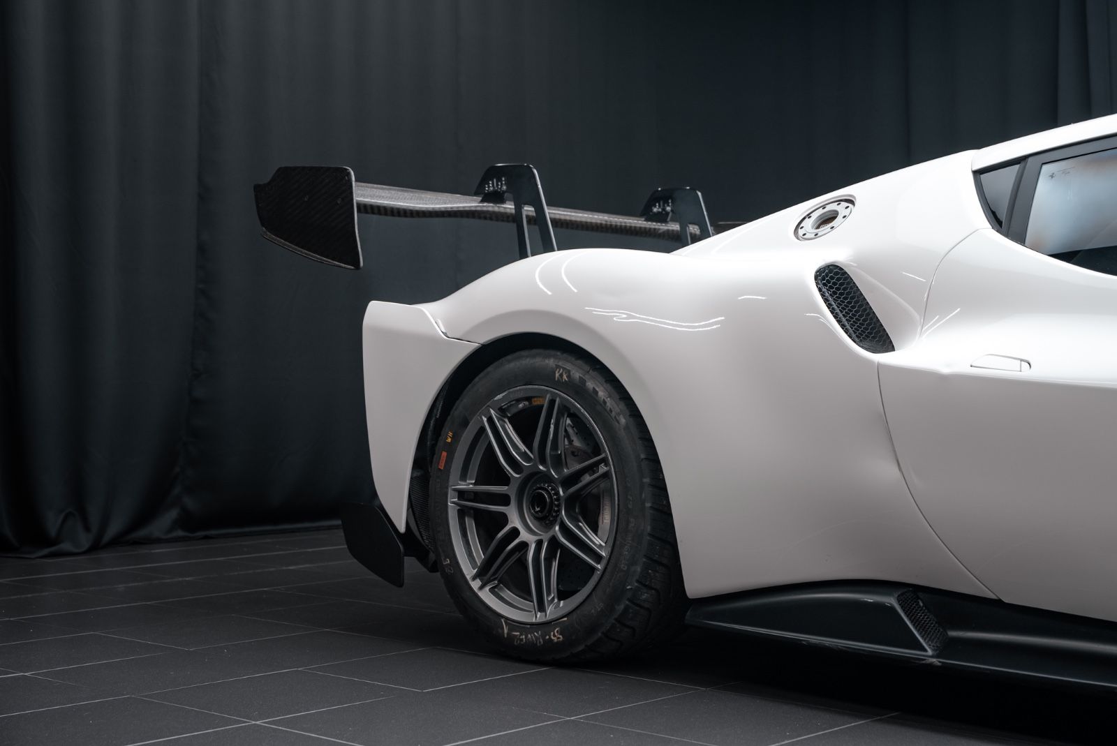 Fahrzeugabbildung Ferrari 296 Challenge TOP/PASSENGER SEAT/SILENCERS