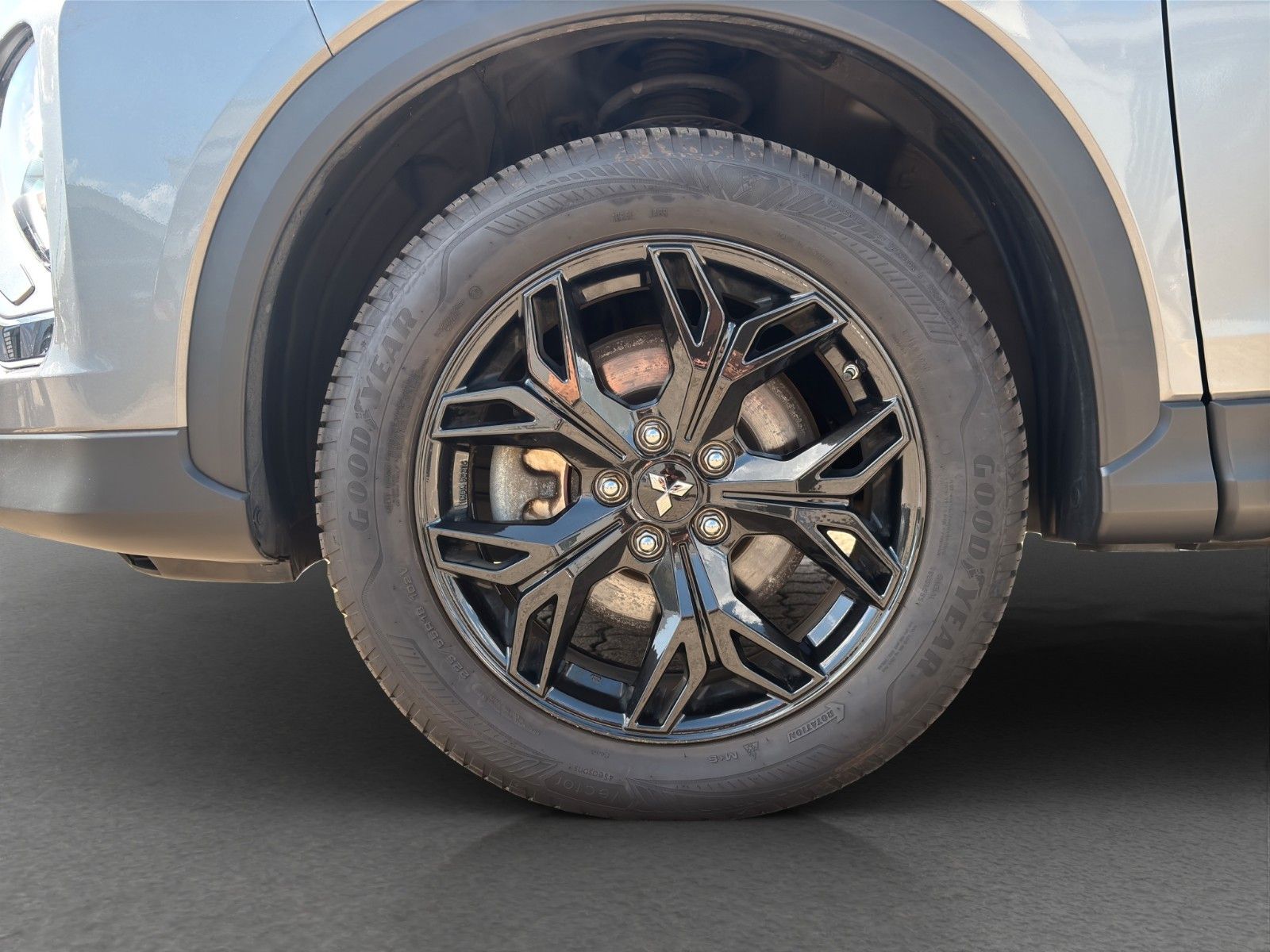 Fahrzeugabbildung Mitsubishi Eclipse Cross 2.4 PHEV 4WD Plus mit Intro-Paket
