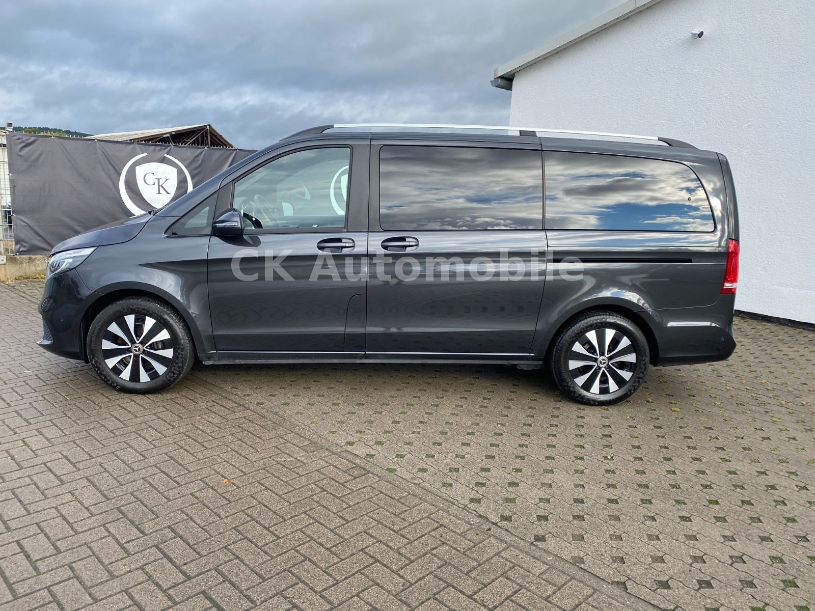 Fahrzeugabbildung Mercedes-Benz V 300 d EDITION 4MATIC lang/7Sitze/Navi/Kam./LED
