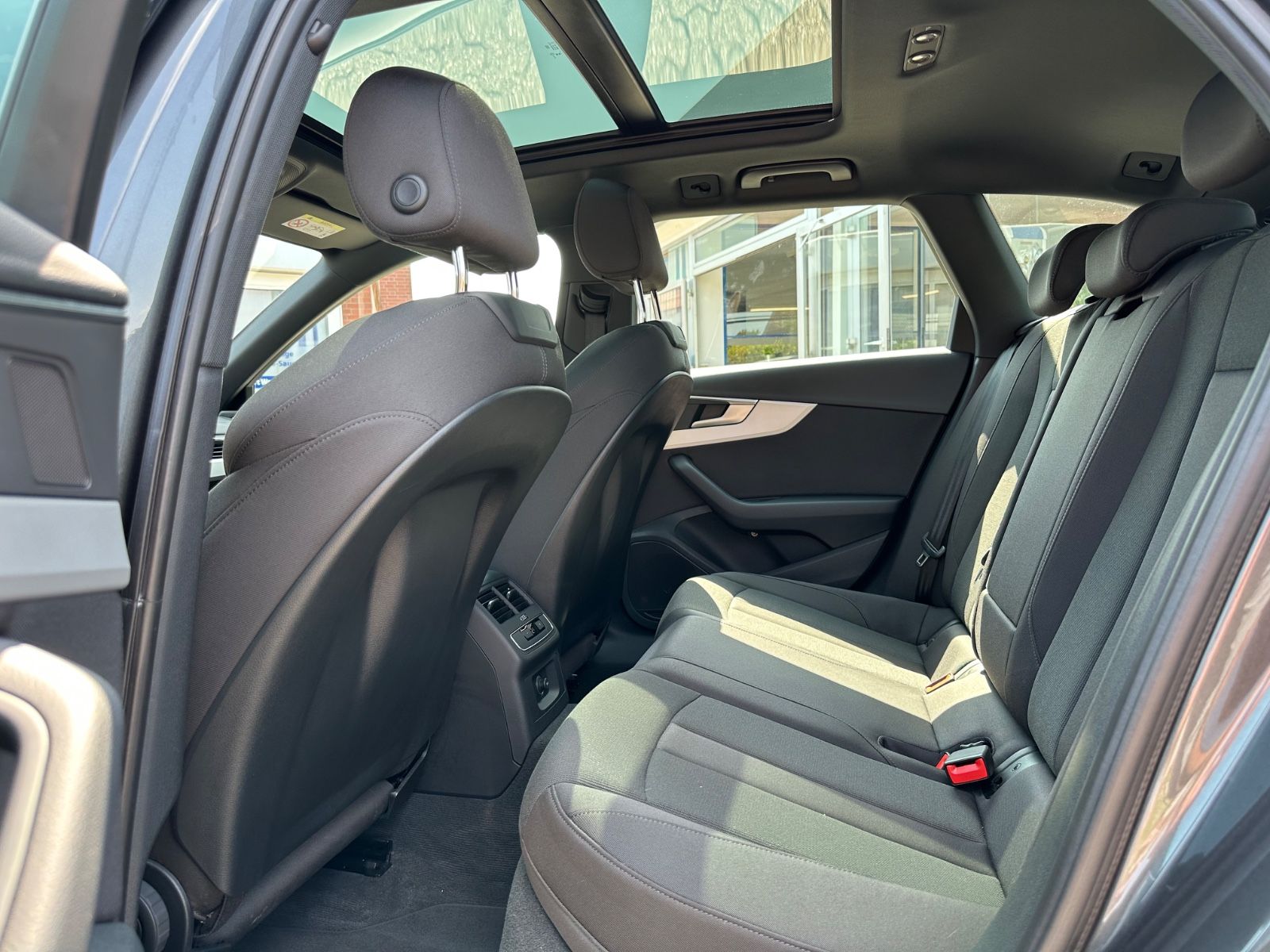 Fahrzeugabbildung Audi A4 Avant 40 TDI S line S-Tron Pano/Navi/GRA/LED
