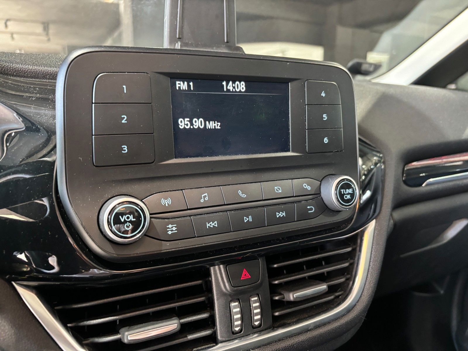 Fahrzeugabbildung Ford Fiesta Cool & Connect /Easy-Driver-Paket/TÜV NEU