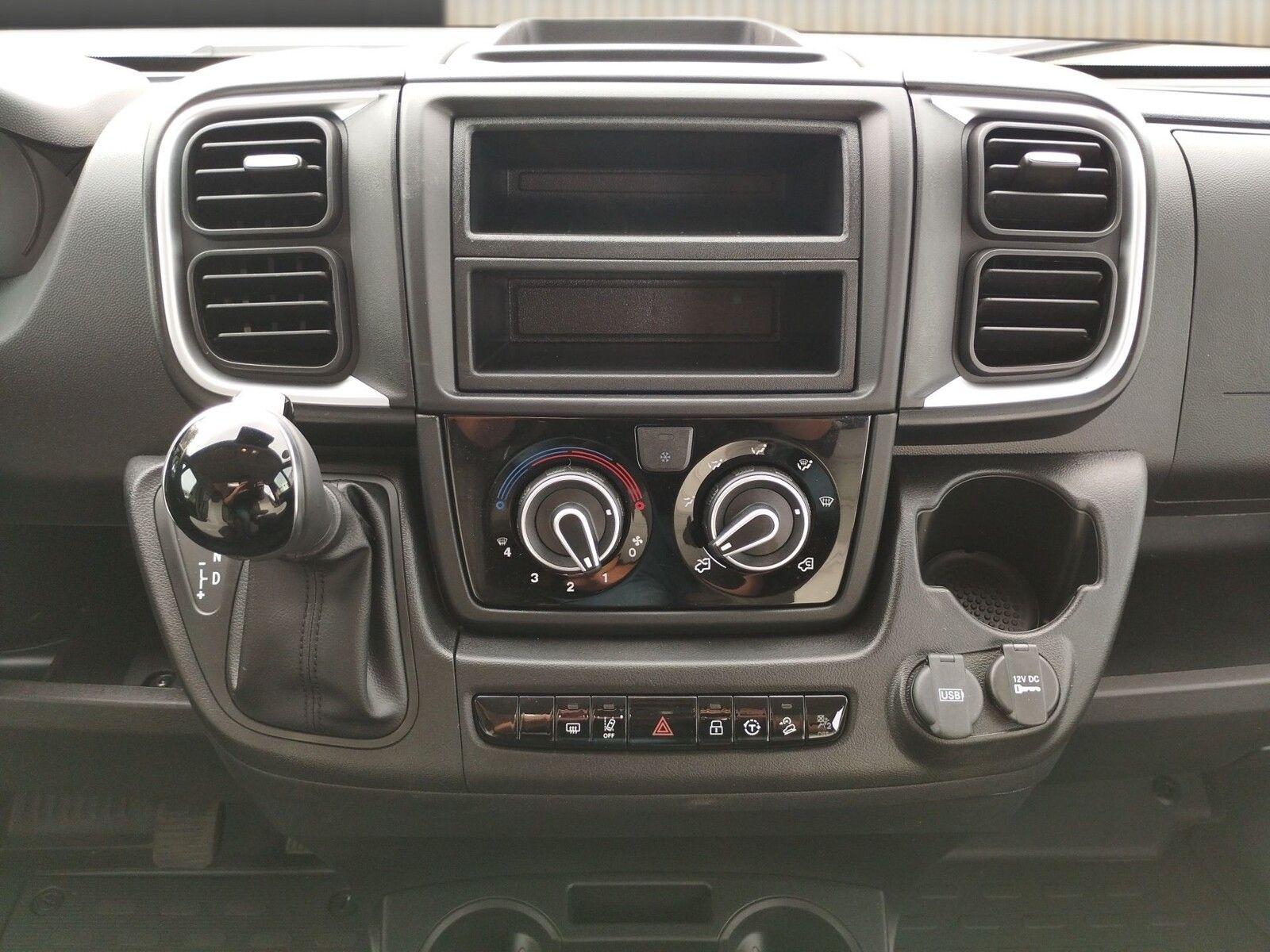 Fahrzeugabbildung Sunlight Adventure Cliff 640 Automatik, Dörr Edition, LT