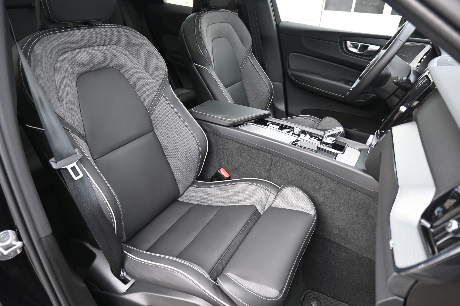 Fahrzeugabbildung Volvo XC60 B4 D Plus Dark*STDHZG*PANO*360°*ACC