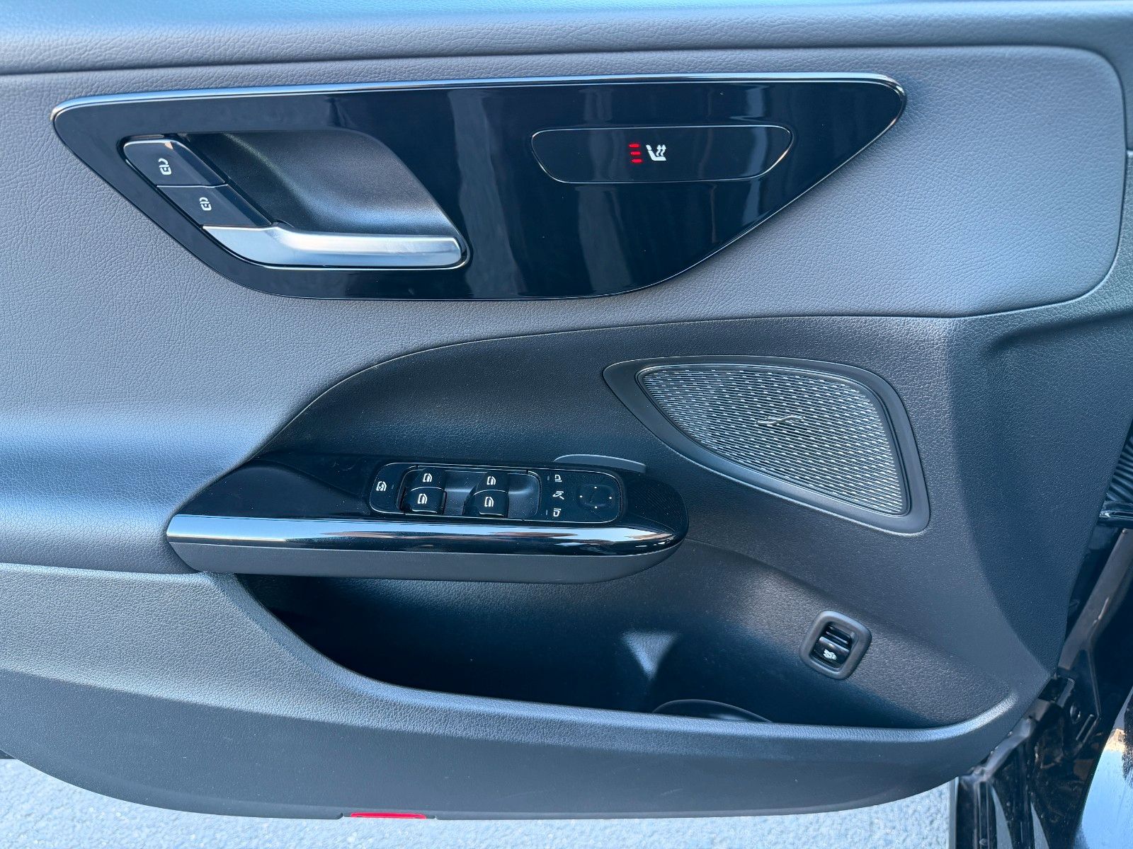 Fahrzeugabbildung Mercedes-Benz C 200d T Avantgarde+AHK+Distr+RKamera+LED+IHC