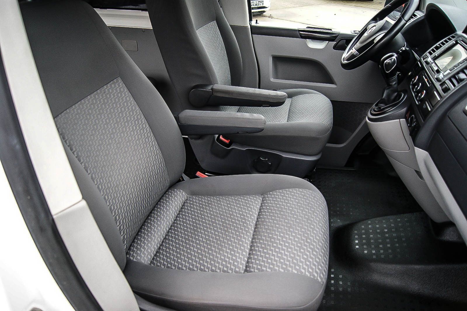 Fahrzeugabbildung Volkswagen T5 2.0TDI Mixto lang 4Motion DSG 5-SITZE ANHZV