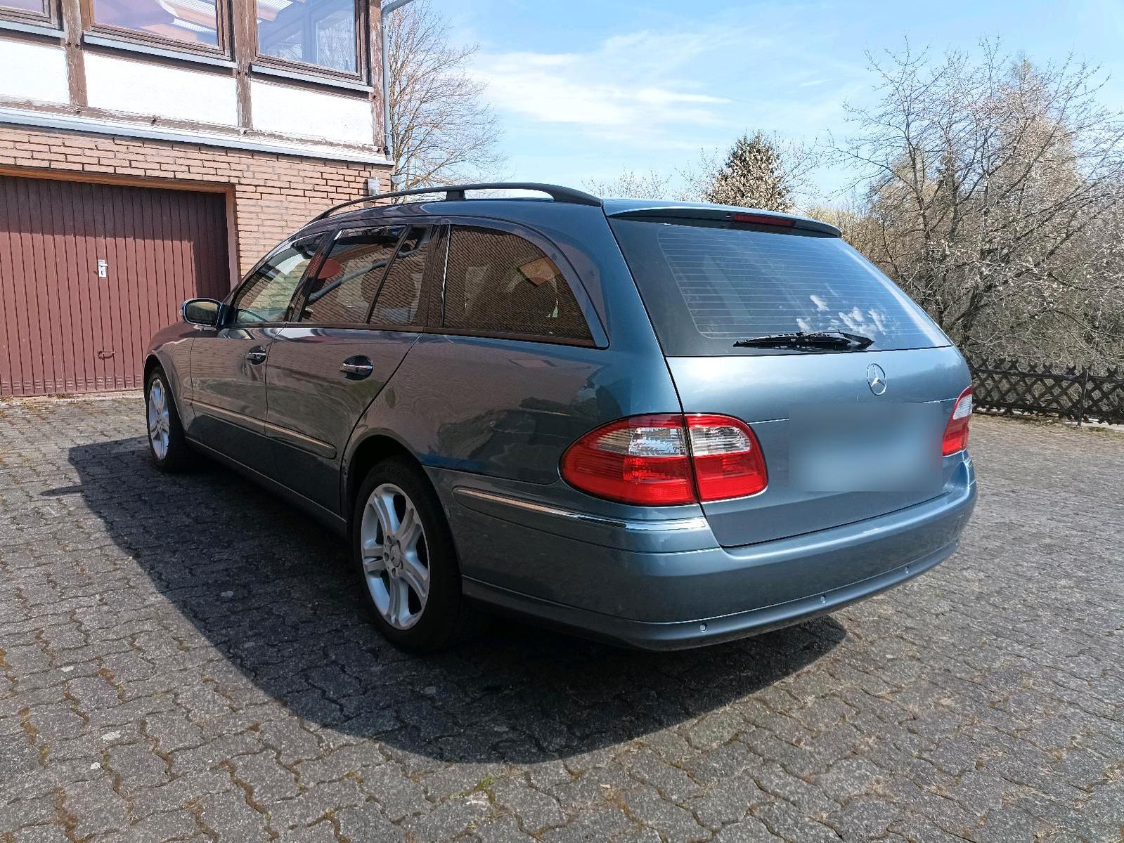 Mercedes-Benz E500 2004 — interior