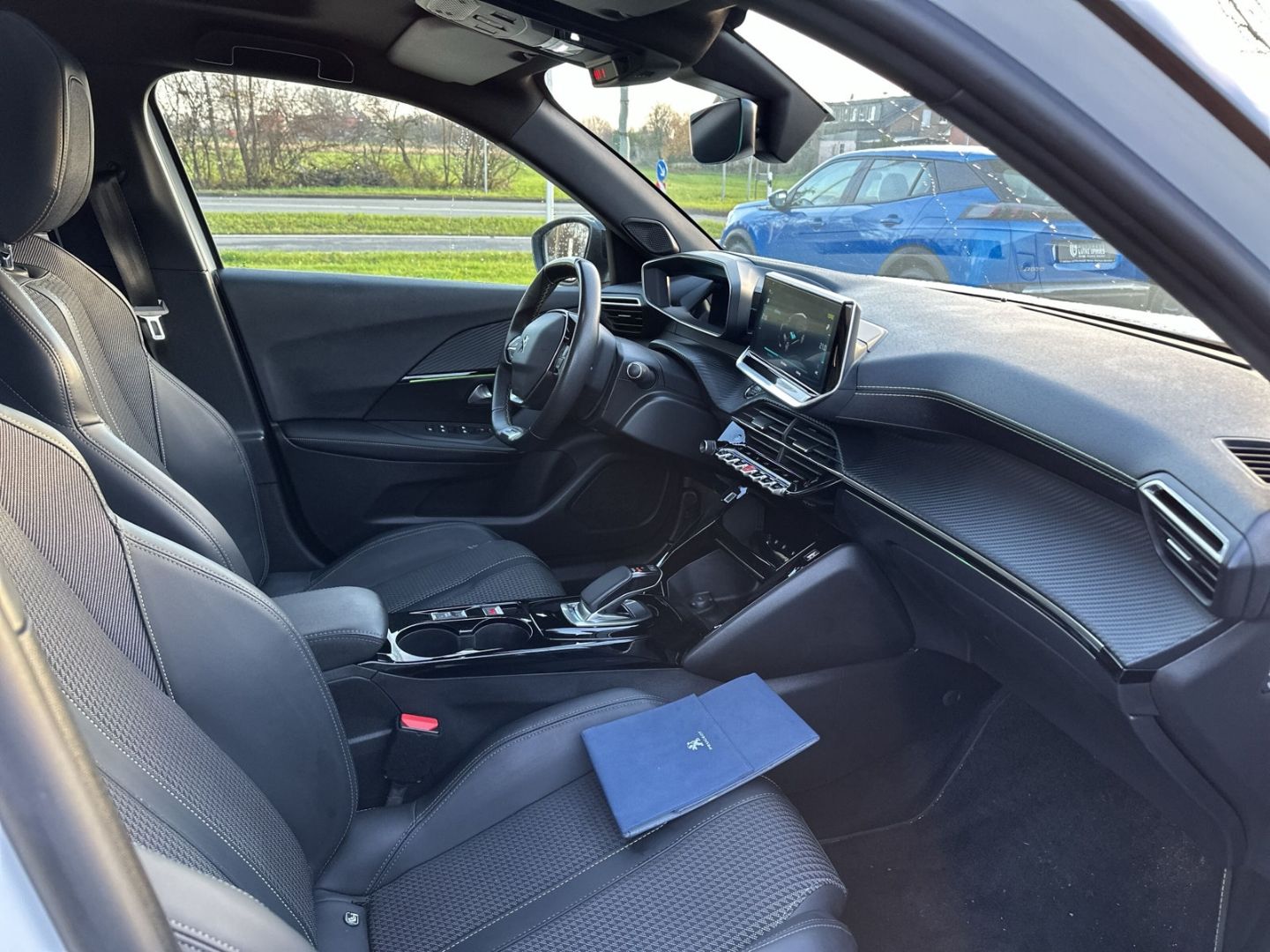 Fahrzeugabbildung Peugeot 2008 GT Elektro 136 Sportpaket El. Panodach Navi