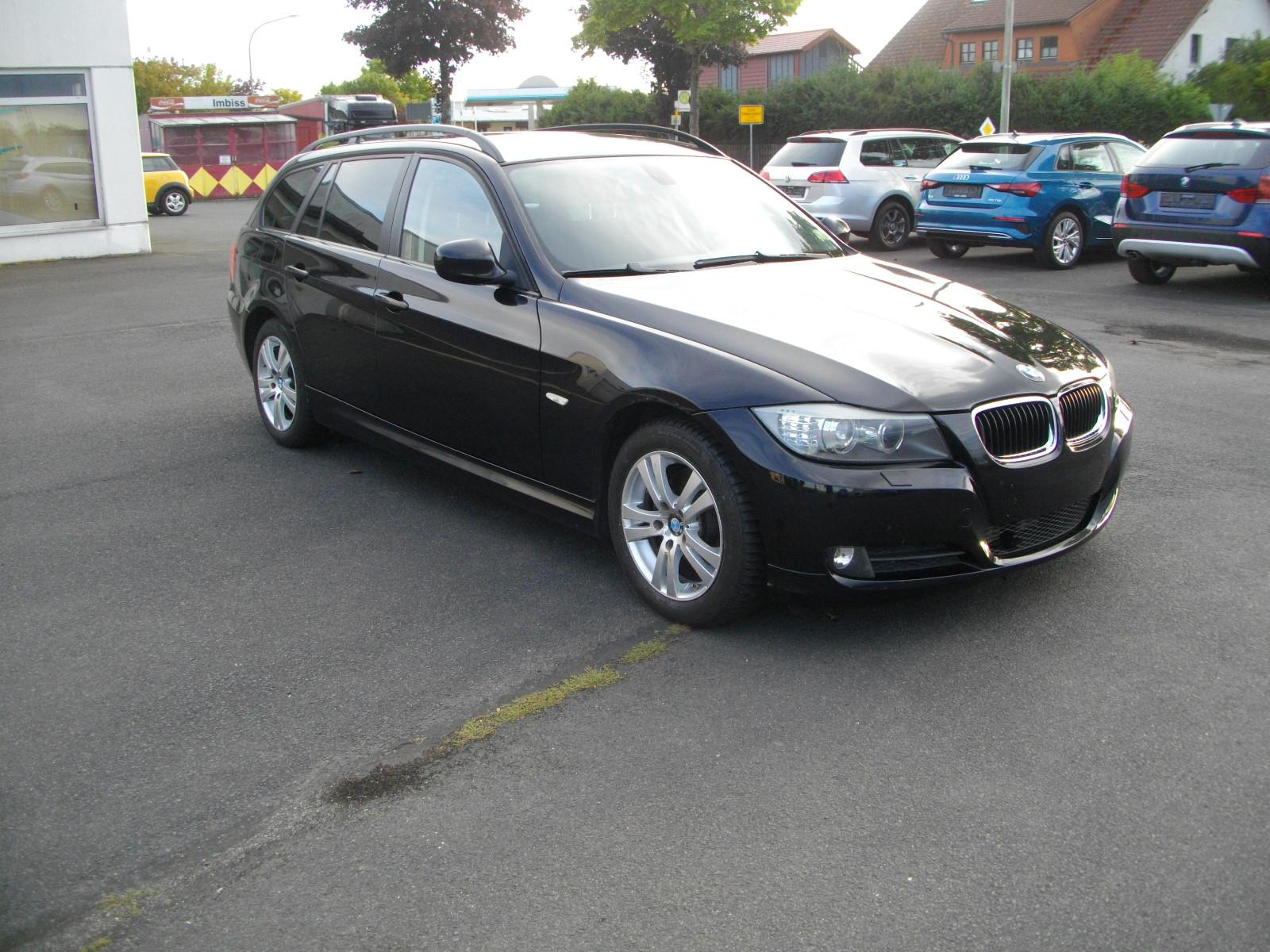 BMW 320 2009 — interior