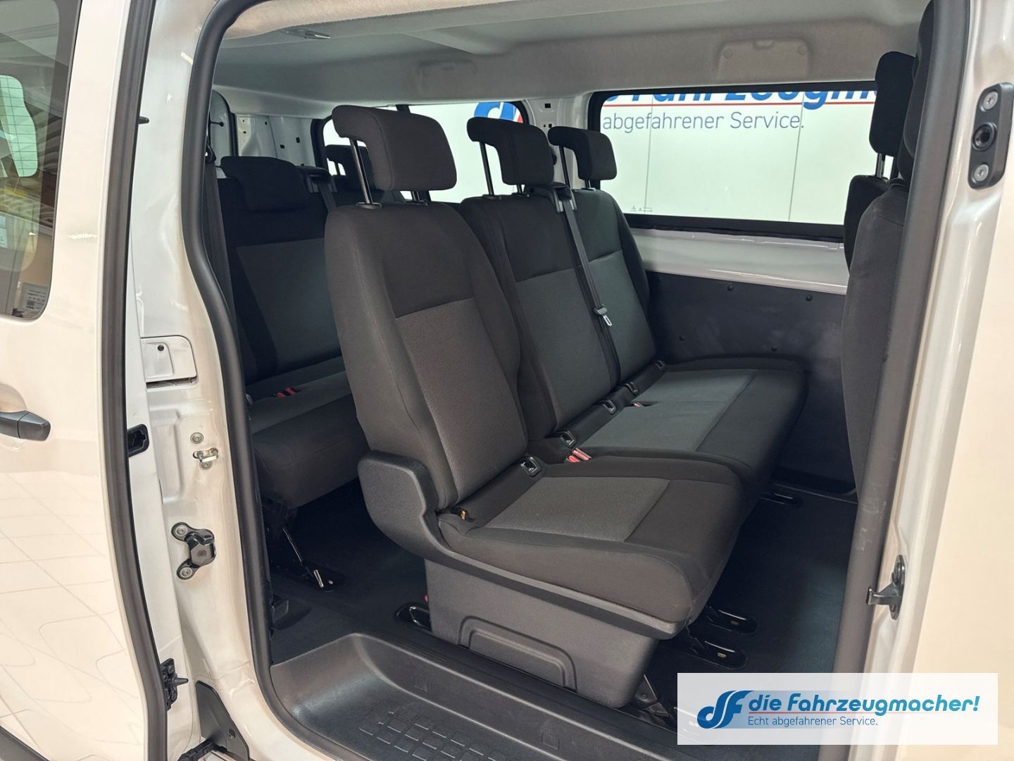 Fahrzeugabbildung Opel Vivaro Kombi L 1.5 D EU6d Apple CarPlay Android