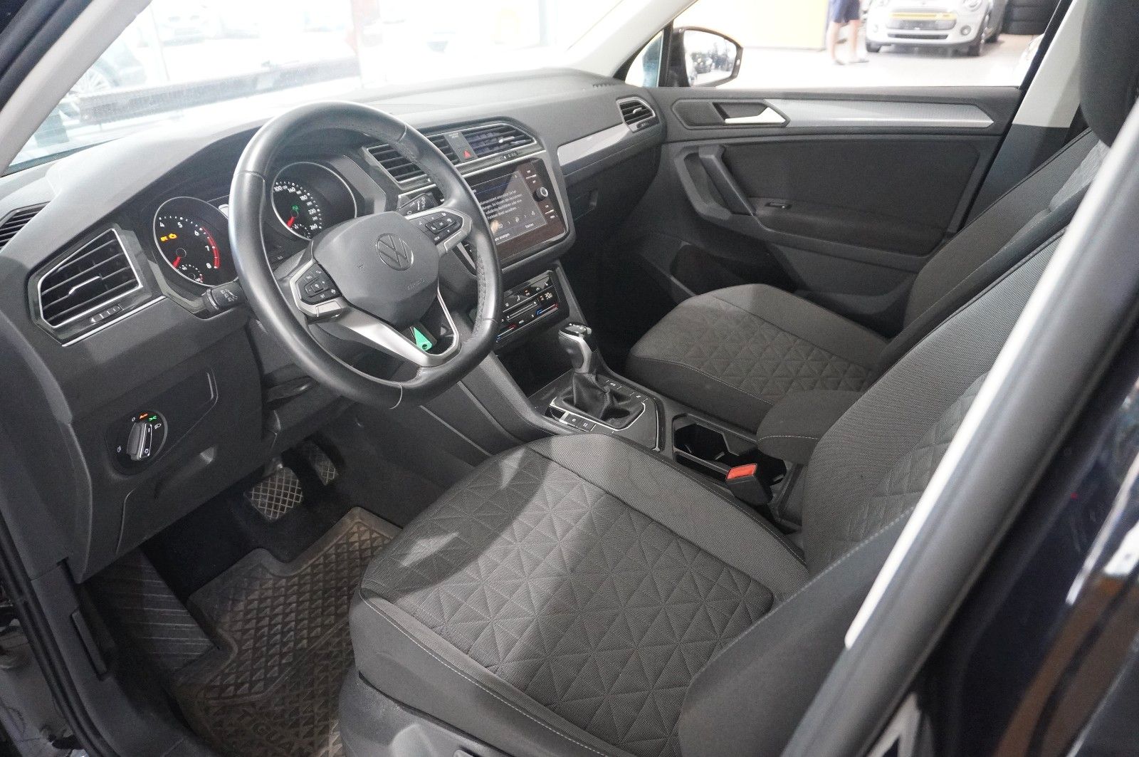 Fahrzeugabbildung Volkswagen Tiguan 1.5 TSI LIFE DSG NAVI/LED/ACC/SHZ/PDC/DAB
