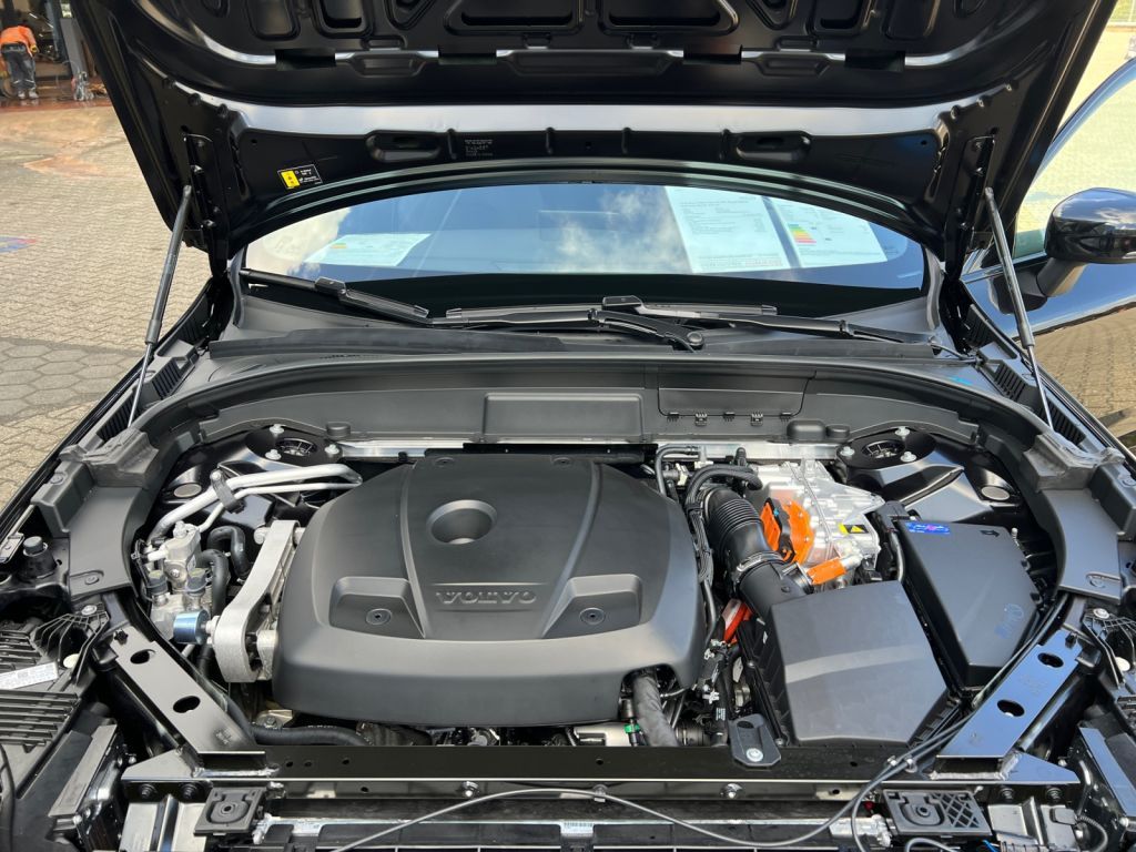 VOLVO XC60 T8 AWD Plug-in Hybrid Plus Black Edition (2 VOLVO XC60 T8 AWD Plug-in Hybrid Plus Black Edition (2