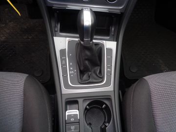 Bild 16 VW Golf VII Lim. Trendline BMT PDC SHZ GJR RADIOCD