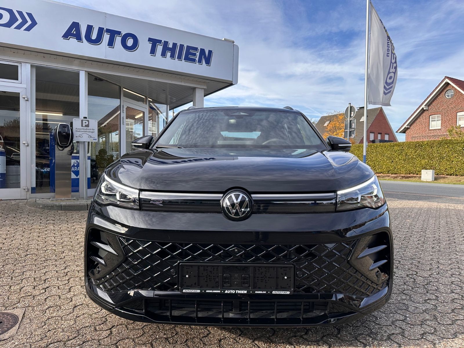 Fahrzeugabbildung Volkswagen Tiguan R-Line 2.0 TDI DSG Black/Pano/Matrix/AHK