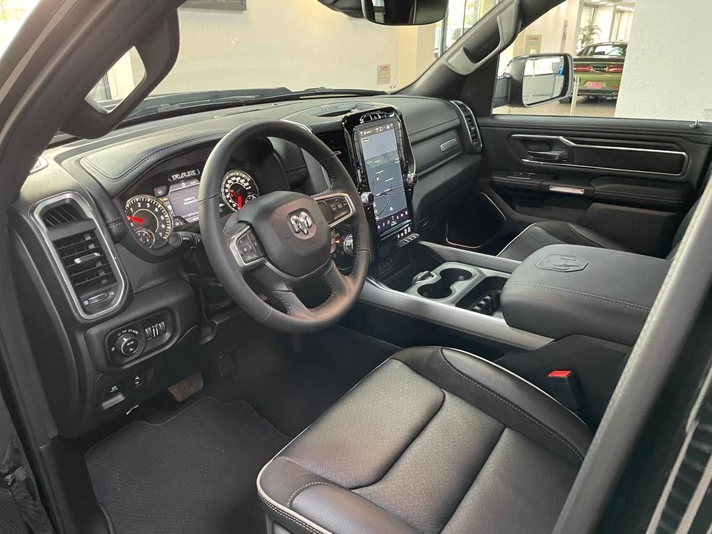 Fahrzeugabbildung Dodge LARAMIE CREW CAB SPORT  12"  HEMI 4x4