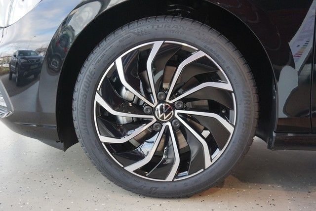 Fahrzeugabbildung Volkswagen Golf VIII TSI Style Matrix Navi Pano AID ACC PDC