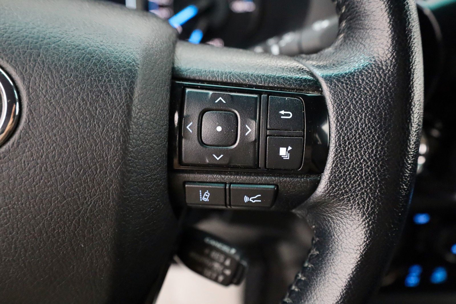 Fahrzeugabbildung Toyota Hilux Double Cab Invincible,Navi,ACC,HardTop,AHK