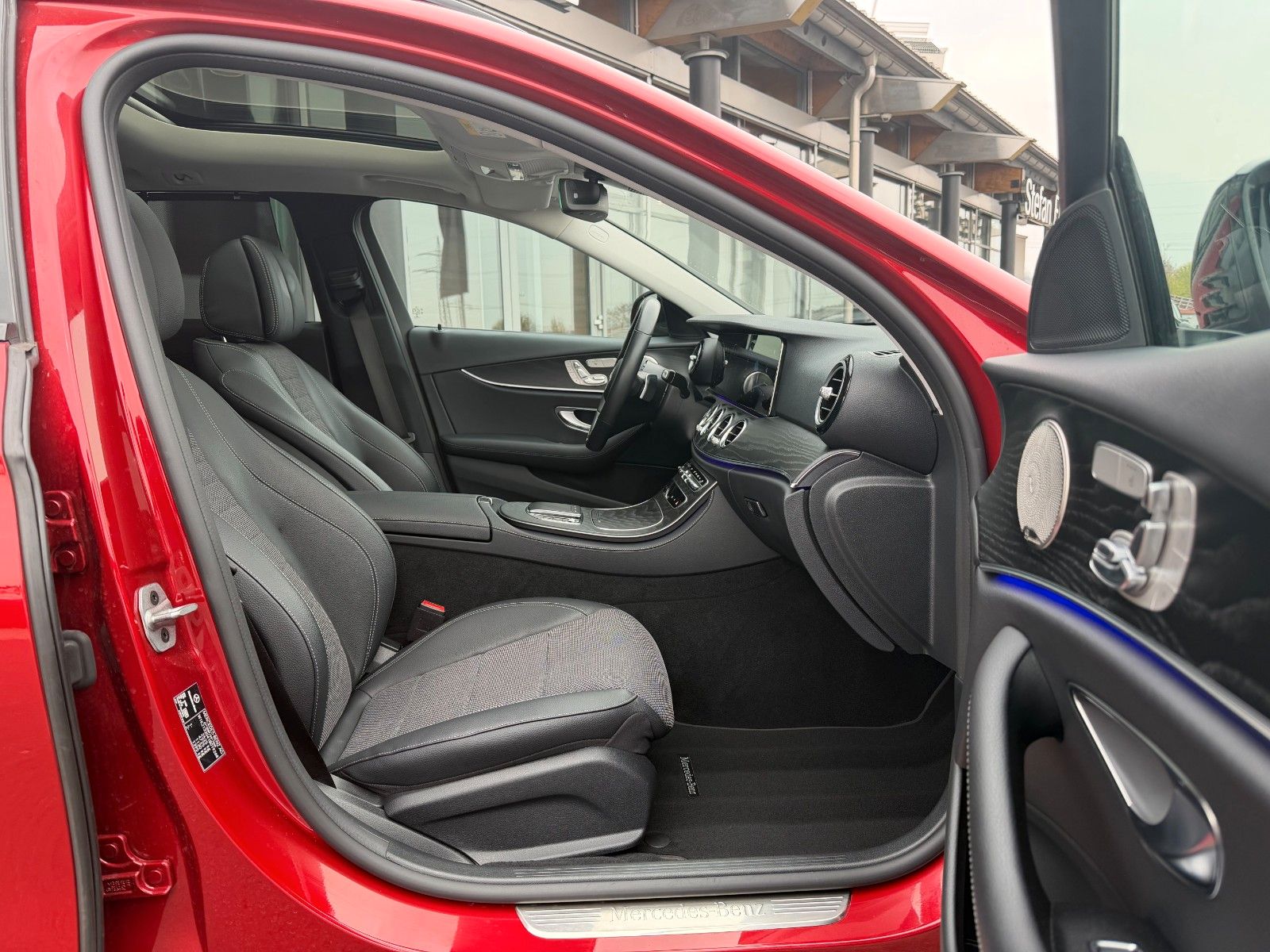 Fahrzeugabbildung Mercedes-Benz E 220d T Massage+Pano+Burm+Distr+360+HUD+Night
