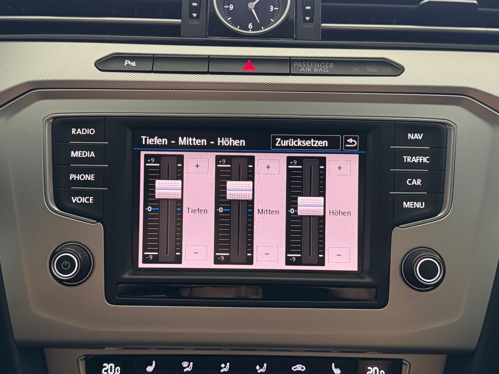 Fahrzeugabbildung Volkswagen Passat 2.0 TDI DSG COMFORTLINE NAVI LED AHK ACC