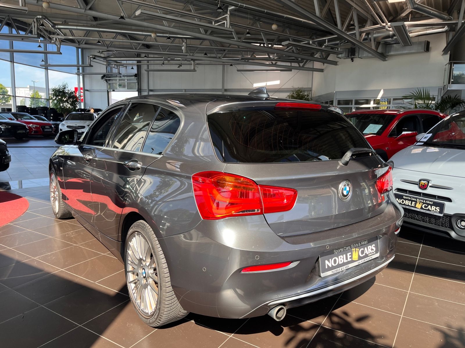 Fahrzeugabbildung BMW 118 i Sport Line KLIMA LED SHZ PDC 17"