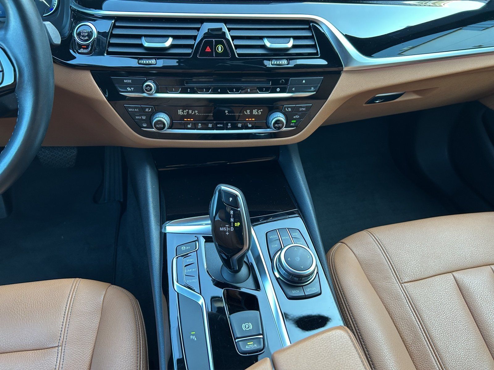 Fahrzeugabbildung BMW 530i Limousine Aut./KAMERA/LED/HUD/LEDER/