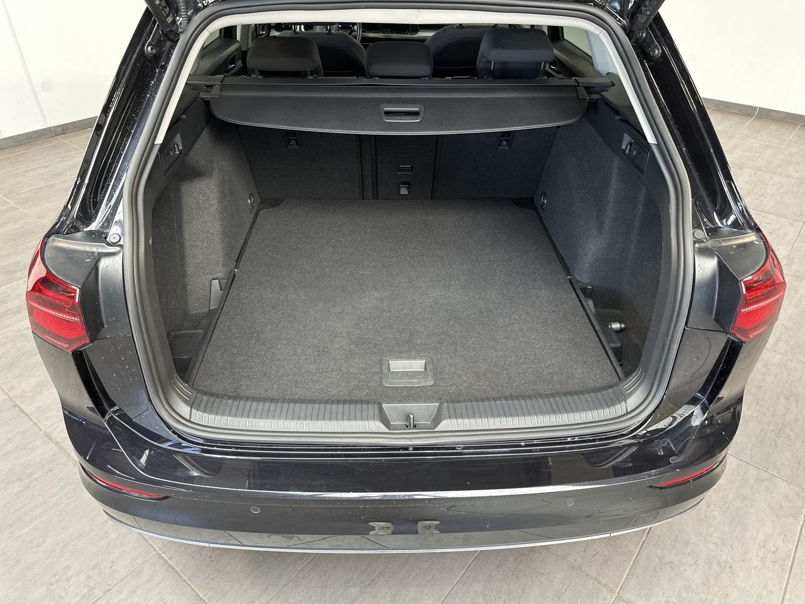 Fahrzeugabbildung Volkswagen Golf Variant 1.5 eTSI DSG Style NAV+MATRIX+VCOCK