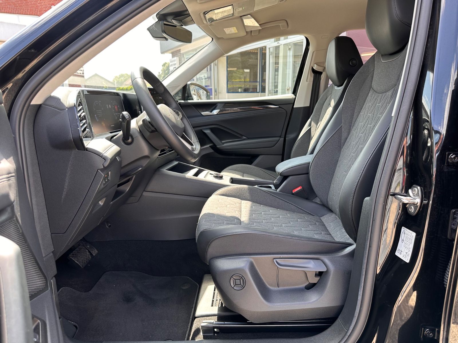 Fahrzeugabbildung Volkswagen Tiguan 1.5 eTSI Life DSG ACC/LED/RFK/SHZG