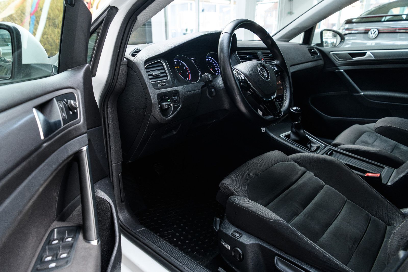 Fahrzeugabbildung Volkswagen Golf VII Variant+R-LINE+AHK+SHZ+NAVI+RFK+GJR