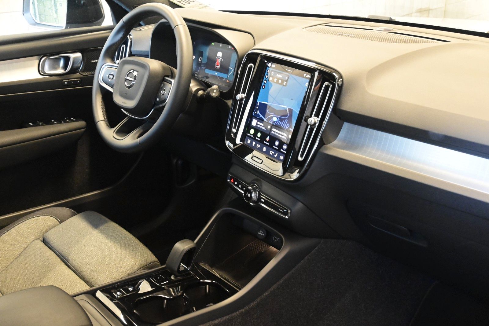 Fahrzeugabbildung Volvo XC40 B3 DKG Plus Black Edition*STDHZG*360°*ACC*