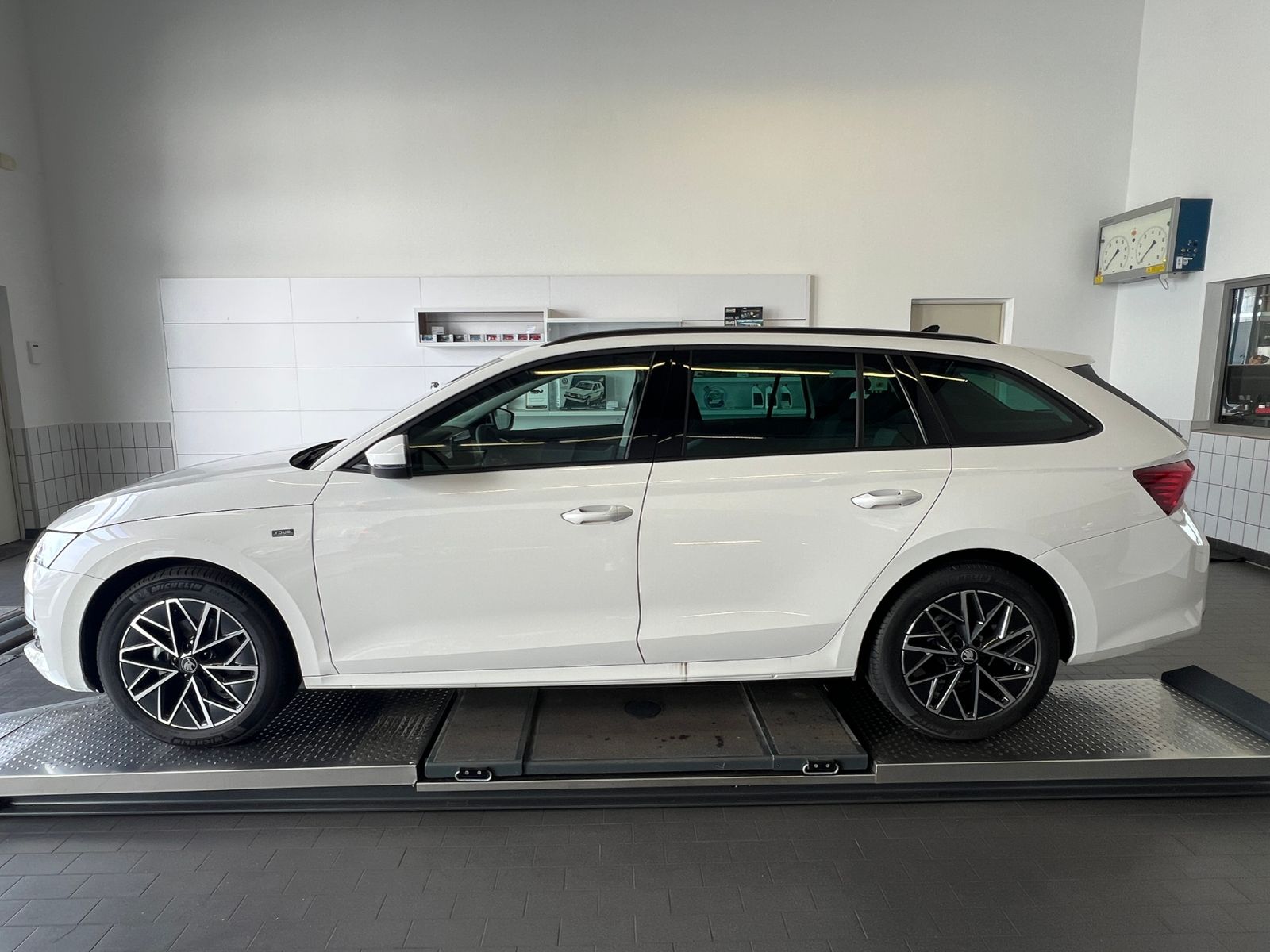 Fahrzeugabbildung SKODA Octavia Combi Tour 2.0 TDI DSG *AHK, LED, ACC, K