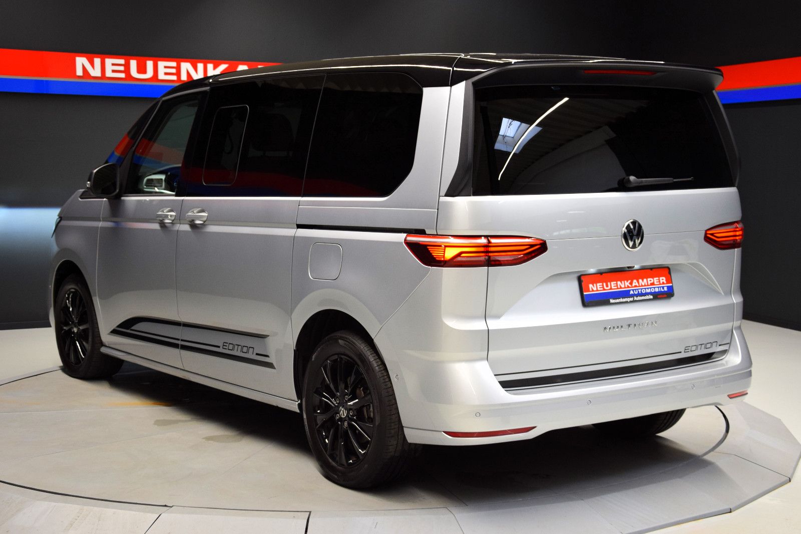 Fahrzeugabbildung Volkswagen T7 Multivan Edition vis-a-vis Standhzg Pano ACC