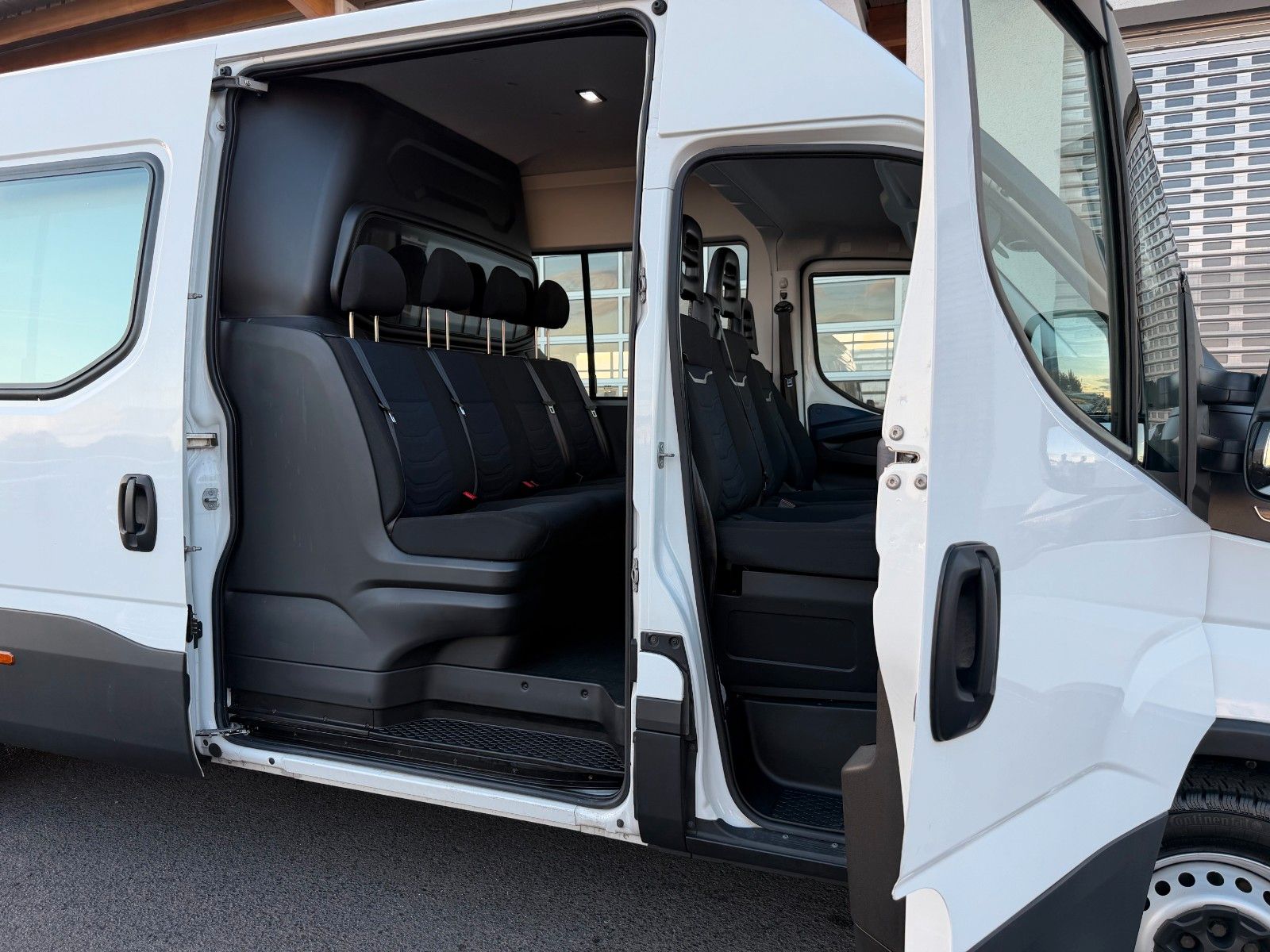 Fahrzeugabbildung Iveco Daily 35S14H CRV , Crewcab, 7-Sitze, Klima