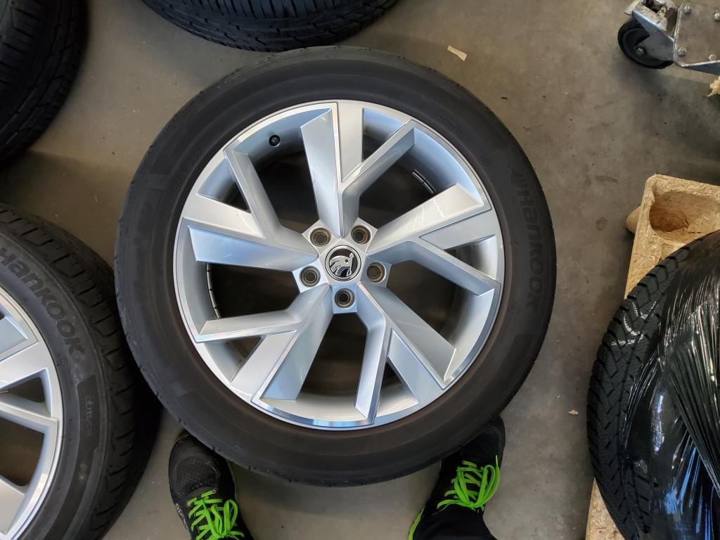 Fahrzeugabbildung SKODA Kodiaq TSI Tour DSG 4x4 Standhzg. Matrix AHK Nav