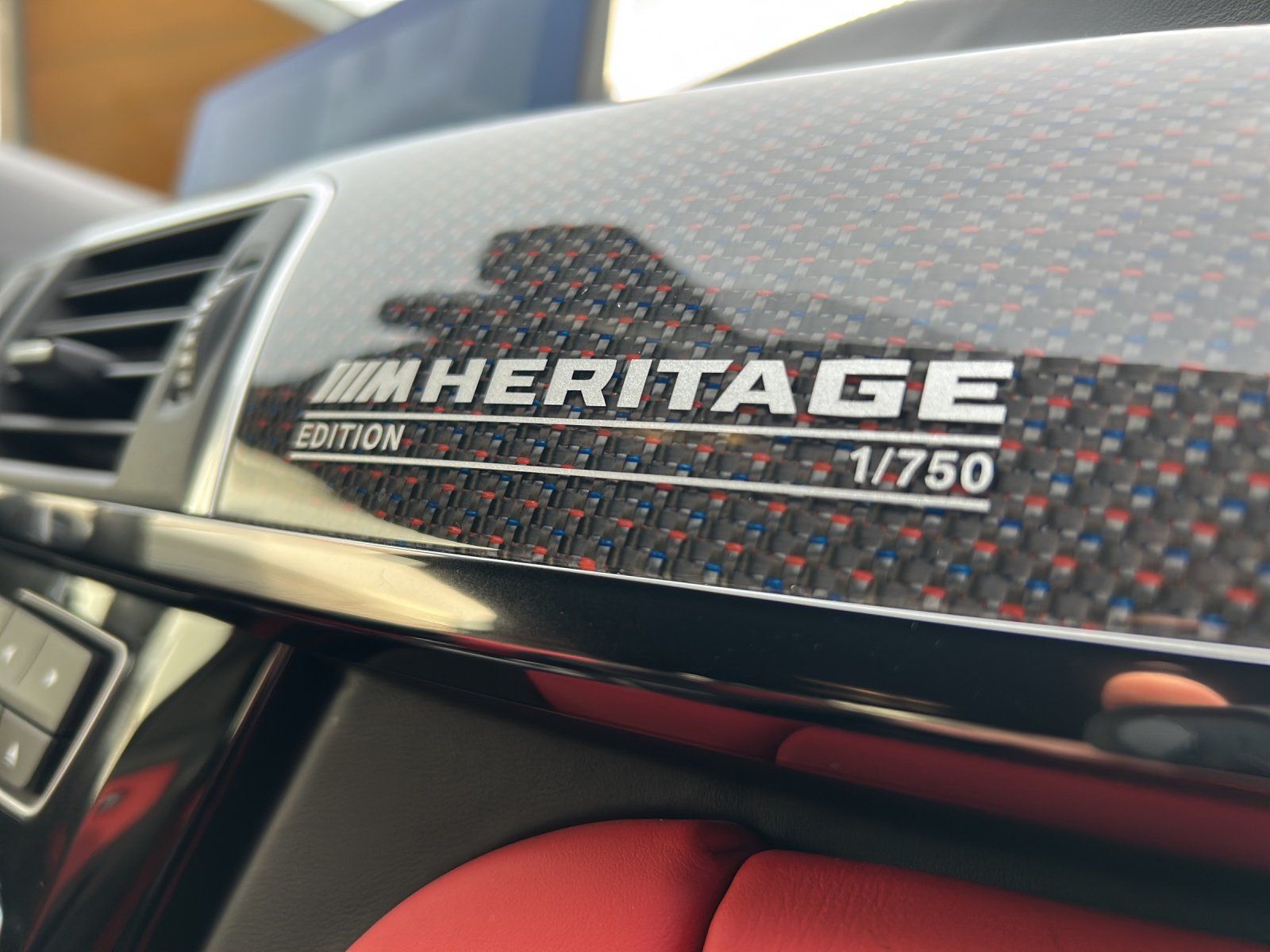 Fahrzeugabbildung BMW M4 DKG HERITAGE 1/750 COMPETITION/PREM.-SE-02/27